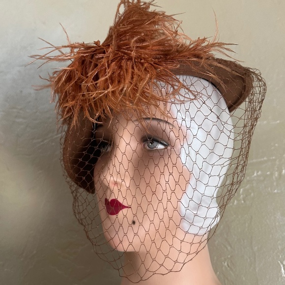 CAPTIVATING 1930s' TAN CLOCHE HAT WITH RUST OSTRICH FEATHERS + VEIL - Picture 3 of 13